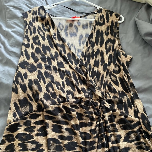 Sleeveless Joe Fresh wrap top, leopard animal print, 1X, EUC - Picture 2 of 4